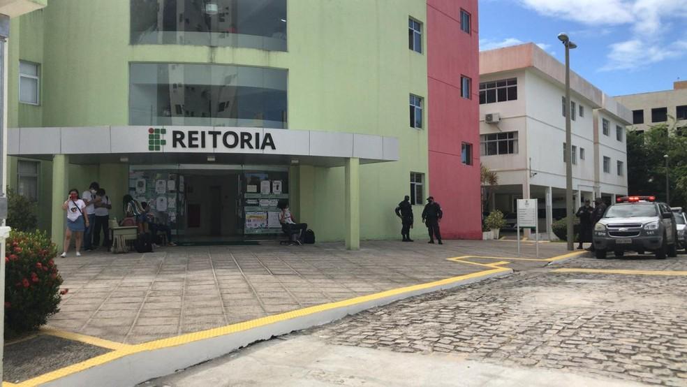 Vídeo mostra PMs jogando spray de pimenta em estudantes durante protesto no IFRN