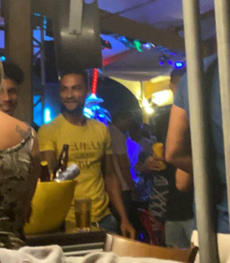 Volante do América é flagrado em bar com aglomeração e sem máscara