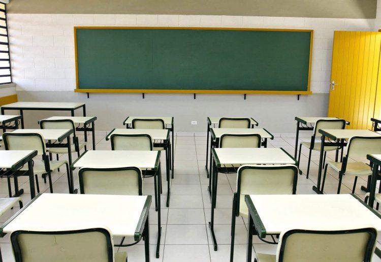 Volta às aulas requer rastreamento de contatos e testagem, diz estudo