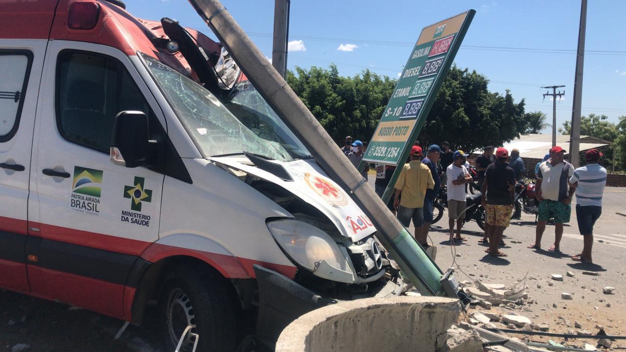 Ambulância bate em poste na BR-226, em Milhã