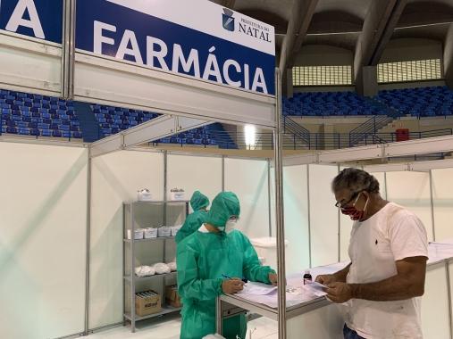 Brasil apresenta queda de 30% em novos casos e 13% no número de mortes por covid-19