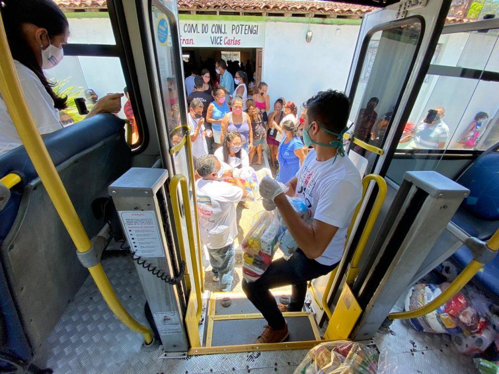 BUSÃO SOLIDÁRIO DO SETURN/NATALCARD FAZ DOAÇÃO DE 200 QUILOS DE ALIMENTOS PARA COMUNIDADE NA ZONA NORTE DE NATAL