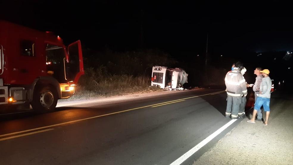 Caminhão carregado de combustível tomba e interdita BR-406 na Grande Natal