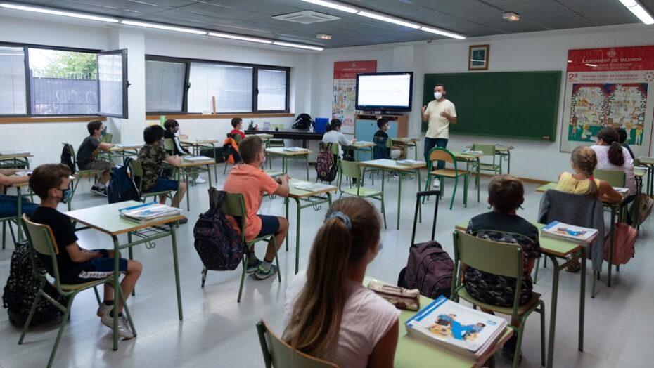 Desafio do retorno às aulas no Brasil passa pelo excesso de alunos por sala