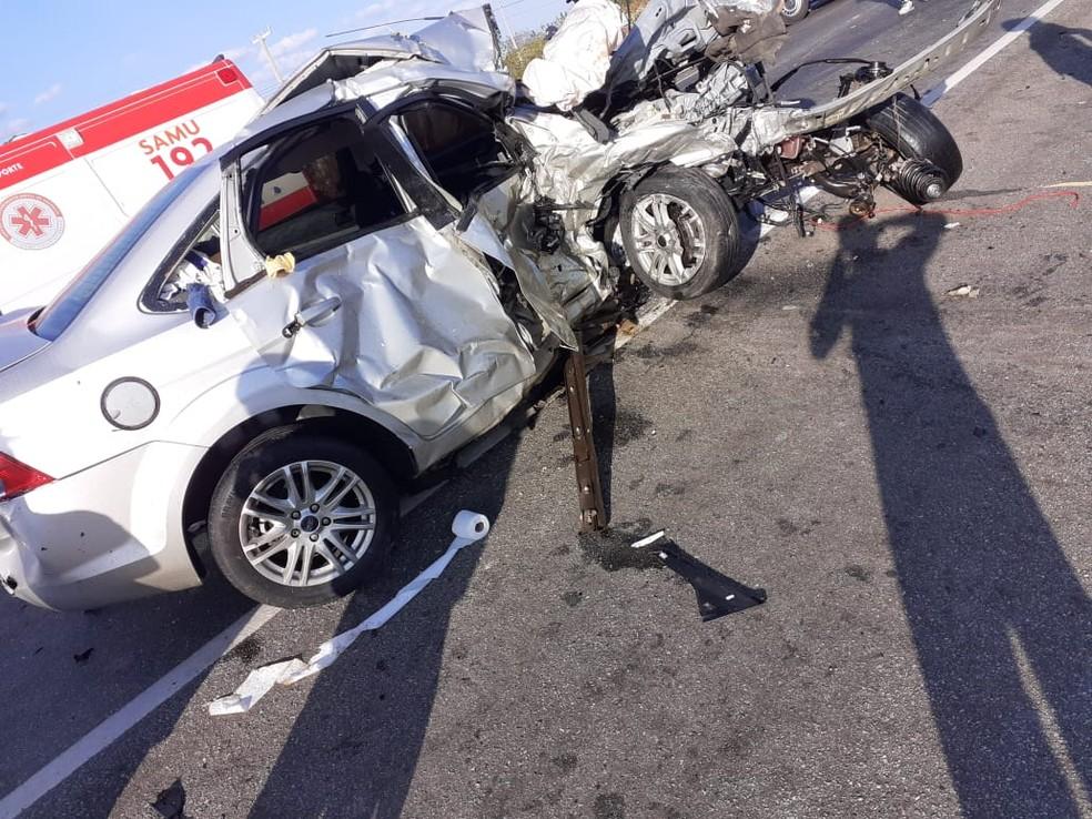 Duas pessoas morrem em acidente envolvendo carros e caminhão na BR-304 no RN