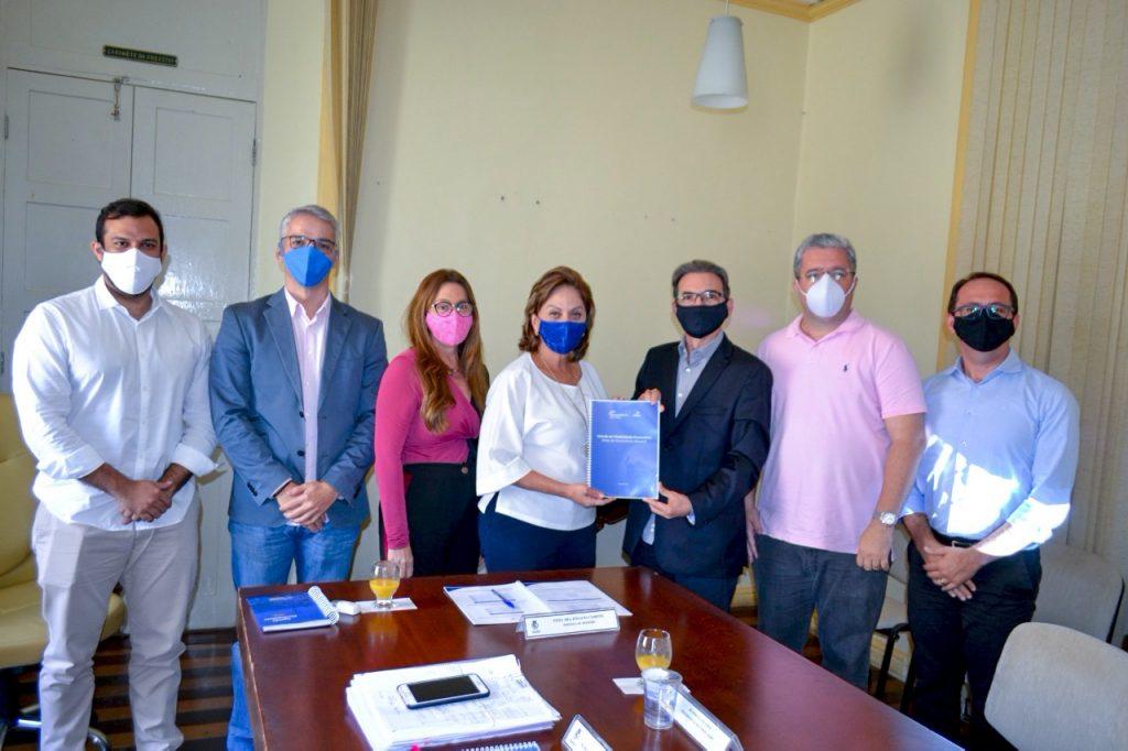 EM MOSSORÓ, MARCELO QUEIROZ ENTREGA PROJETO DE REVITALIZAÇÃO DA PRAÇA DA CONVIVÊNCIA À PREFEITA ROSALBA CIARLINI