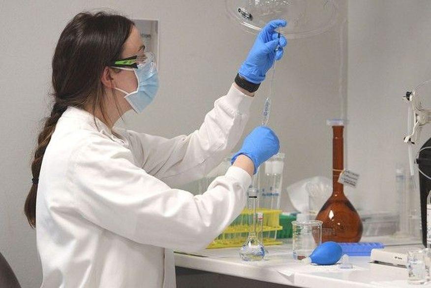 Estudo com a vacina de Oxford é suspenso no Reino Unido após efeito adverso grave em paciente, diz site