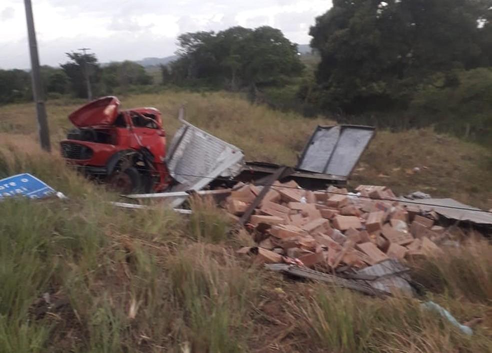 Motorista morre após caminhão capotar na BR-101 na Grande Natal