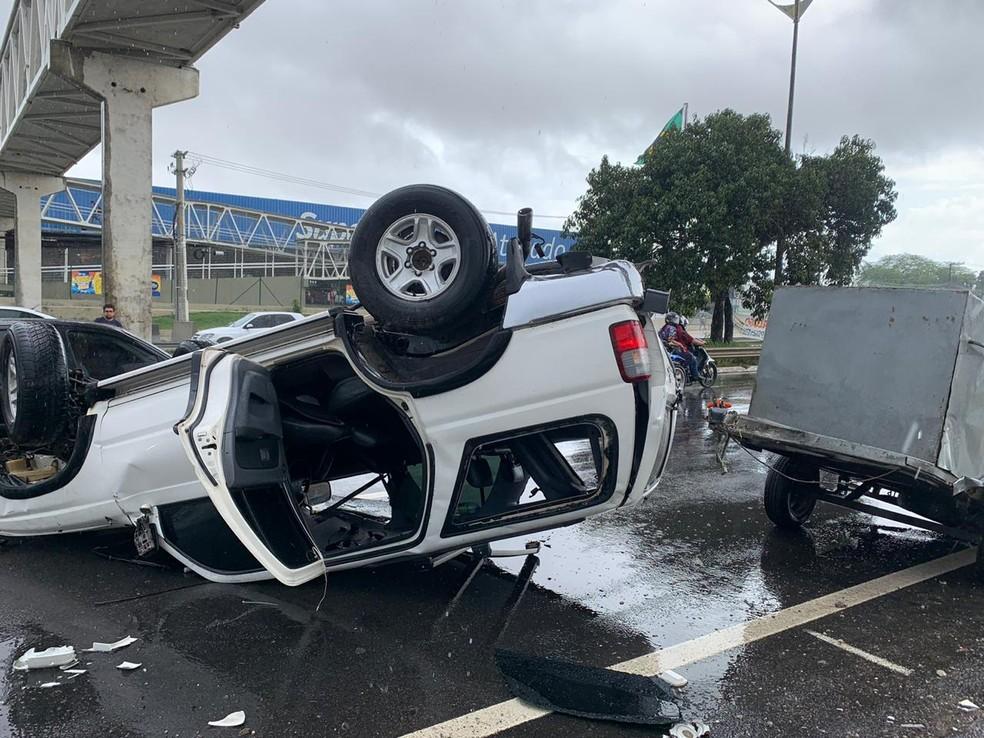Motorista perde controle, carro capota e atinge motocicleta na BR-101 na Grande Natal