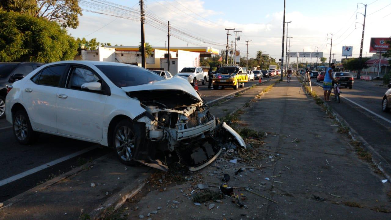 Motorista perde o controle do carro, derruba poste e causa congestionamento na CE-060, em Maracanaú