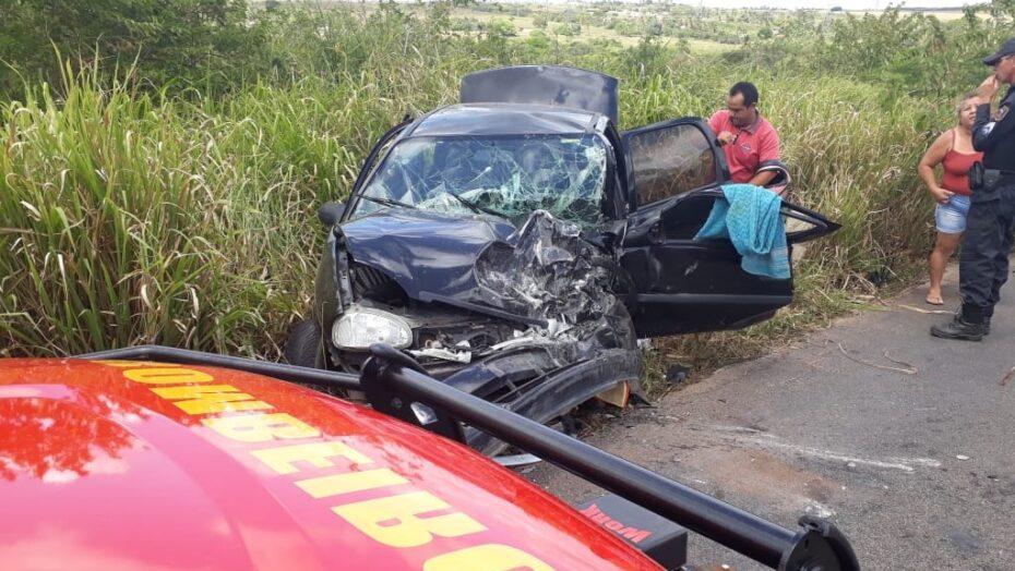 Pneu da frente estoura e provoca acidente entre dois carros na Grande Natal