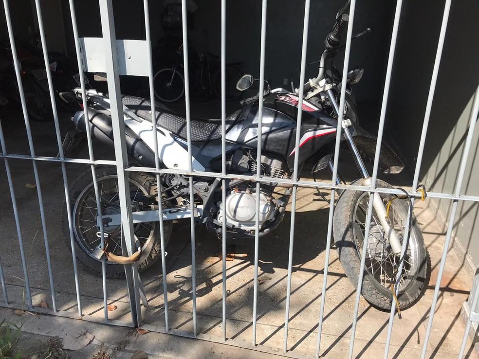 Polícia recupera dois carros e uma moto após série de assaltos na Grande Natal; bandidos fogem
