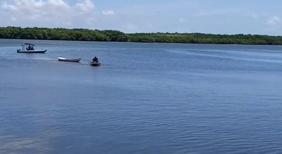 Policiais perseguem suspeitos de tráfico de drogas em barco a remo no rio Potengi em Natal; um é preso