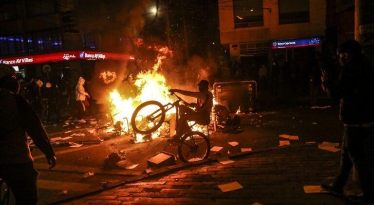 Protestos contra violência policial na Colômbia terminam em sete mortos