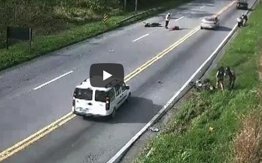 Rodovia de SP tem 2 acidentes em menos de 10 segundos e vídeo registra momento