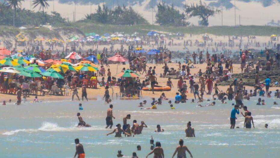 Sem máscaras, banhistas lotam praias urbanas de Natal no feriadão; FOTOS