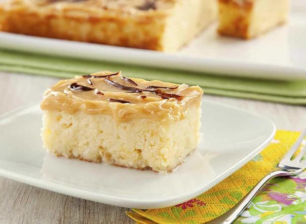 Sobremesa gelada de coco com doce de leite