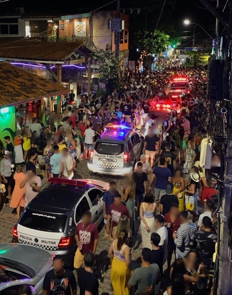 Turistas se aglomeram sem máscaras na praia da Pipa durante feriadão