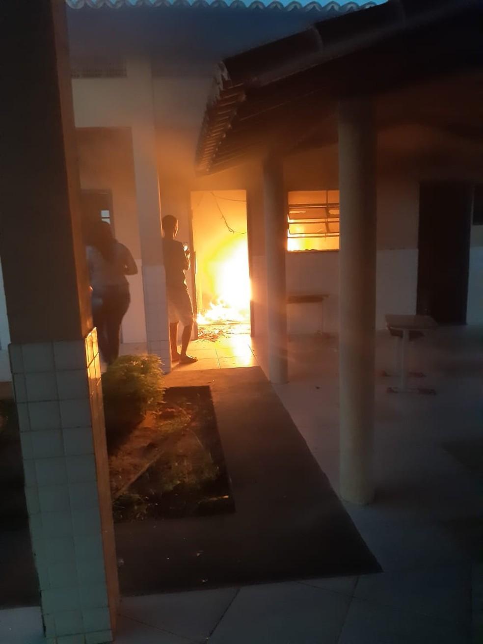 Adolescentes são apreendidos após incêndio destruir sala de aula de escola da Grande Natal; um é ex-aluno