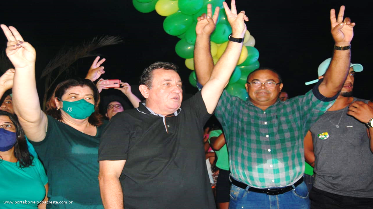 ANTÔNIO FREIRE E VALDIR ARRASTAM MULTIDÃO E FAZEM O MAIOR ARRASTÃO JÁ REGISTRADO NA CIDADE, NA NOITE DESTE DOMINGO (11)