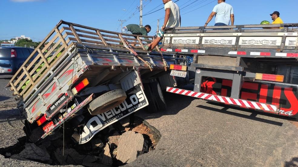 Asfalto cede e caminhão carregado de melancia tomba na BR-110 em Mossoró