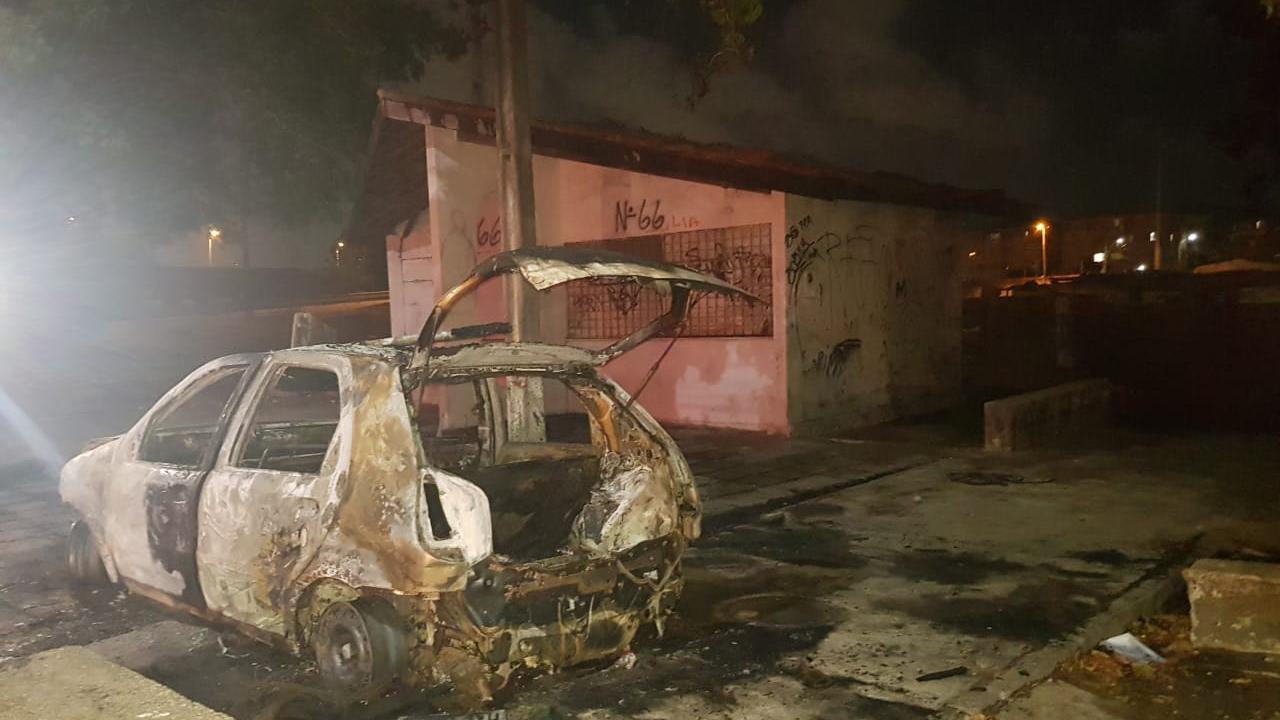 Borracharia e carro de suspeito de atirar em vendedora são incendiados no Lagamar