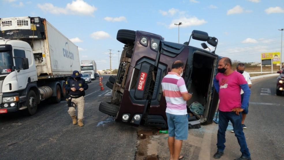 Caminhão carregado de polietileno tomba na BR-304 em Mossoró