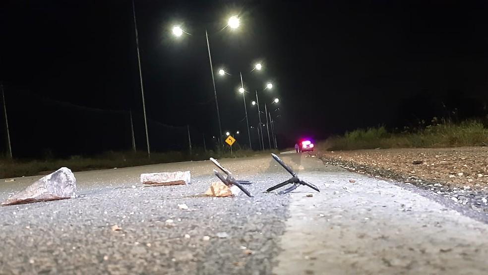 Grampos e pedras furam pneus de carros no acesso ao aeroporto de Natal e polícia suspeita de ação de assaltantes