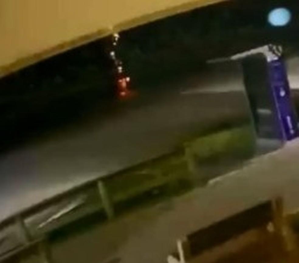 Imagem mostra momento em que raio atinge e mata homem em Itapema