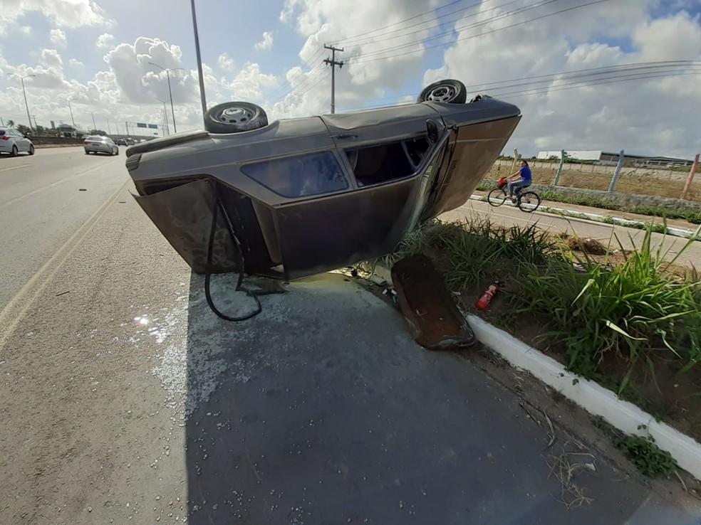 Motorista bate carro em canteiro e capota na BR-304 na Grande Natal