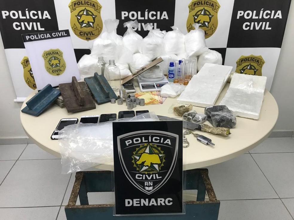 Polícia encontra 'laboratório' de drogas, prende homem de 21 anos e apreende 24 kg de cocaína em Natal