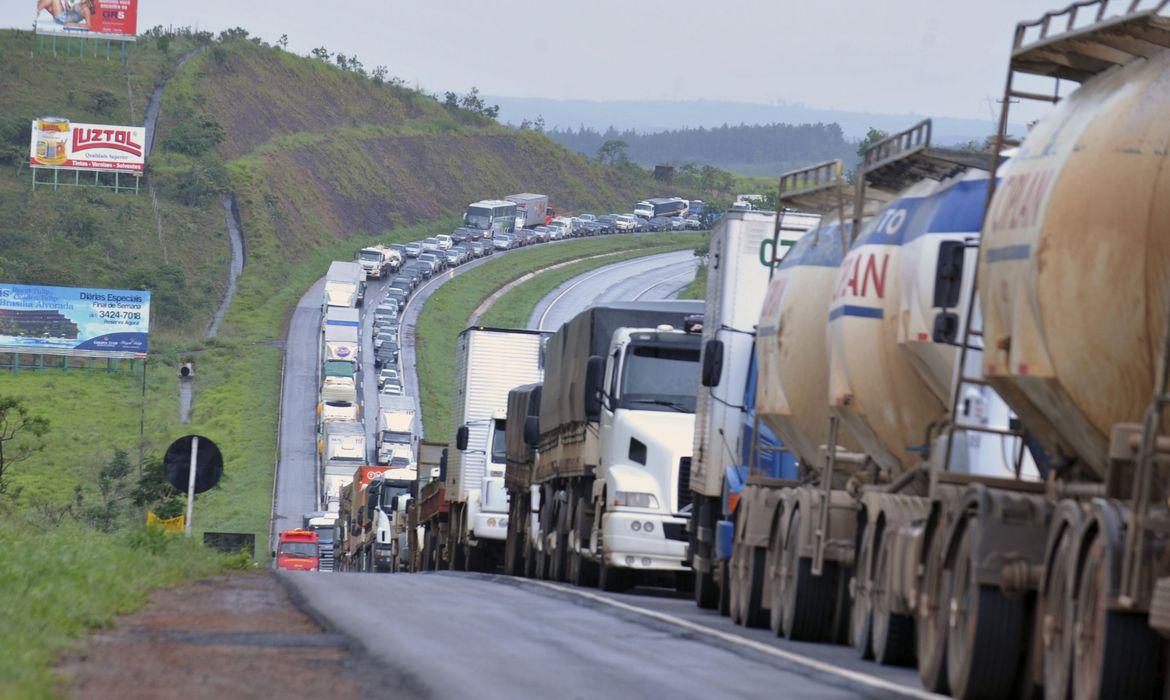 Rodovia Anchieta apresenta lentidão no sentido litoral