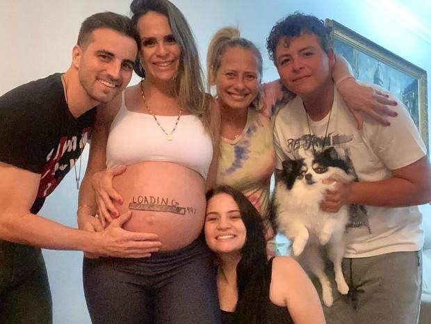 Aline Lima posa com família na reta final da gravidez: 