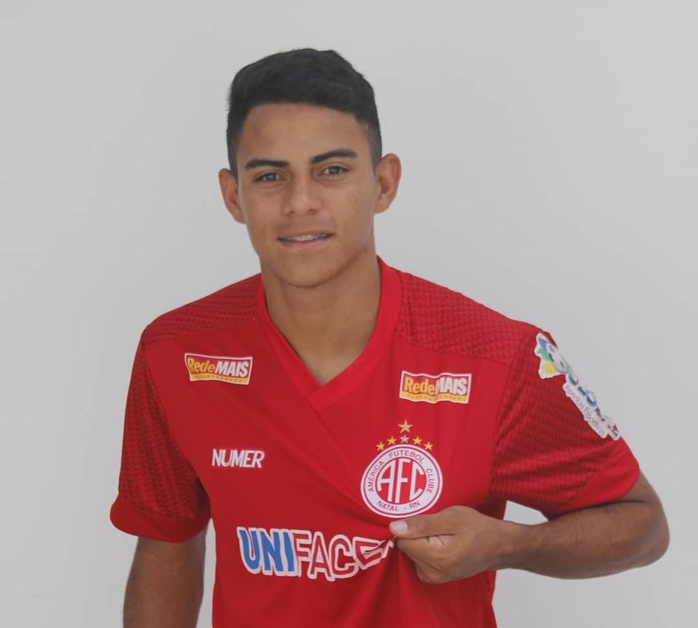 América-RN apresenta atacante Lucas Campos, ex-Imperatriz