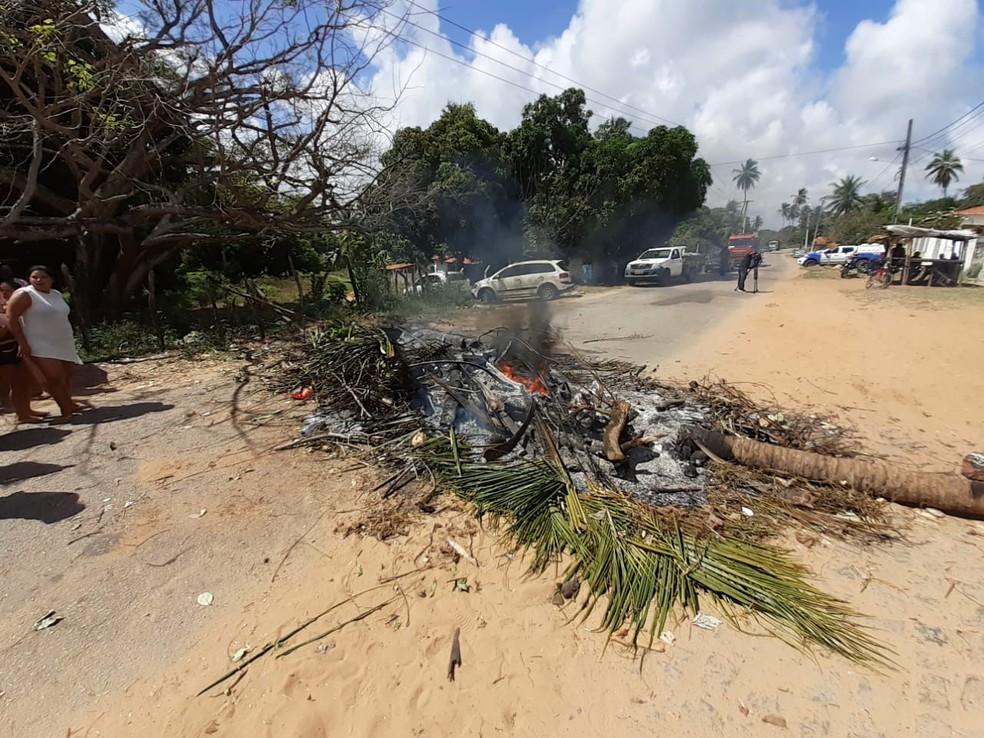 Após jovem ser executado a tiros na porta de casa, moradores protestam em Extremoz