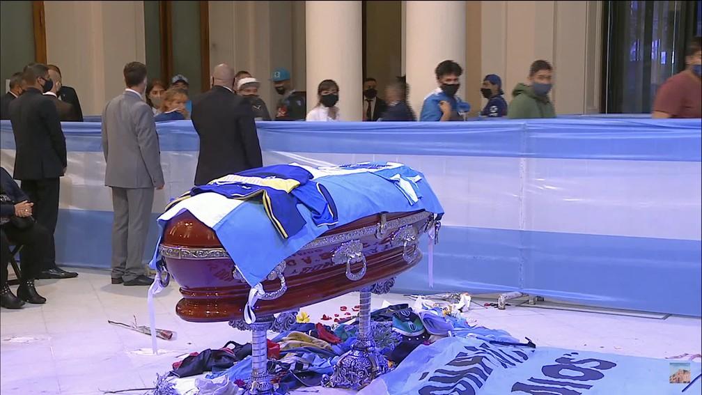 Argentinos se despedem de Diego Maradona em velório na Casa Rosada