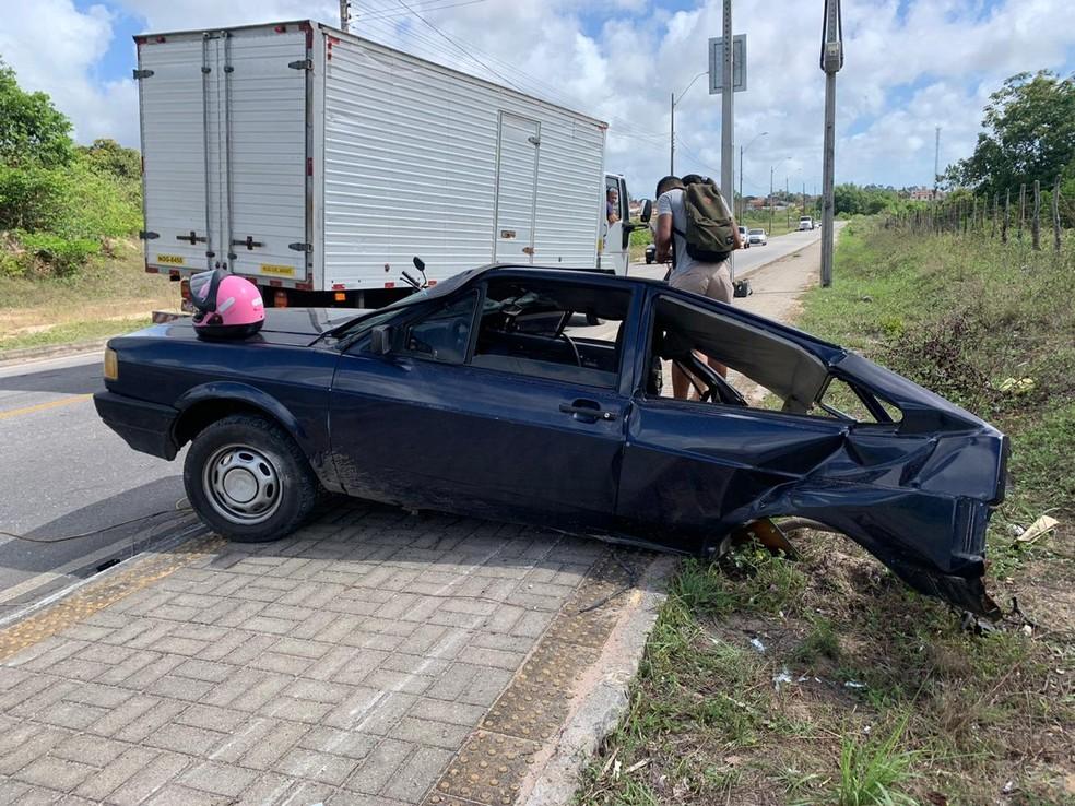 Bandidos batem em poste e carro roubado é 'dividido ao meio' na Grande Natal