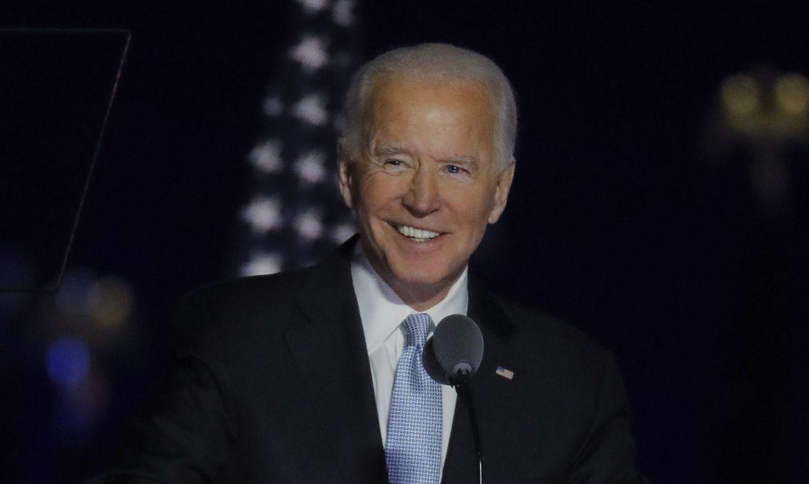 Biden convoca força-tarefa anticovid e pede que população use máscara