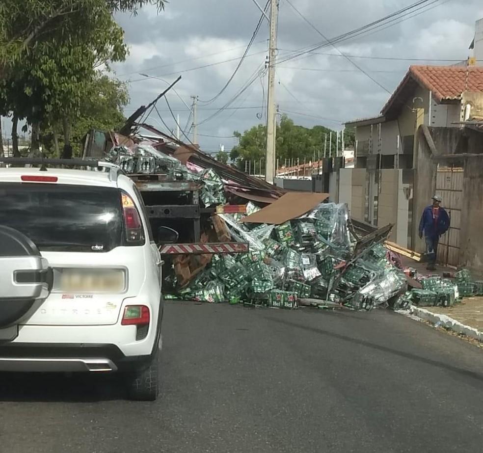 Caminhão carregado de cerveja tomba em Mossoró;