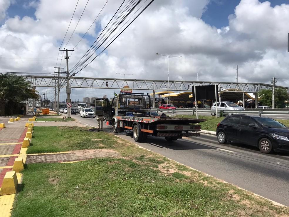 Caminhão reboque estacionado na contramão da BR-101 pega fogo e é multado em Natal