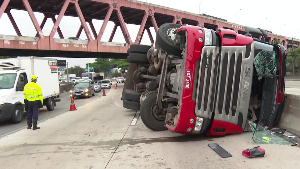 Carreta tomba na Av. Brasil e deixa o trânsito congestionado