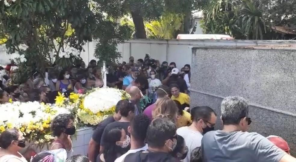 Corpos de família morta em desabamento de falésia são enterrados em Pipa