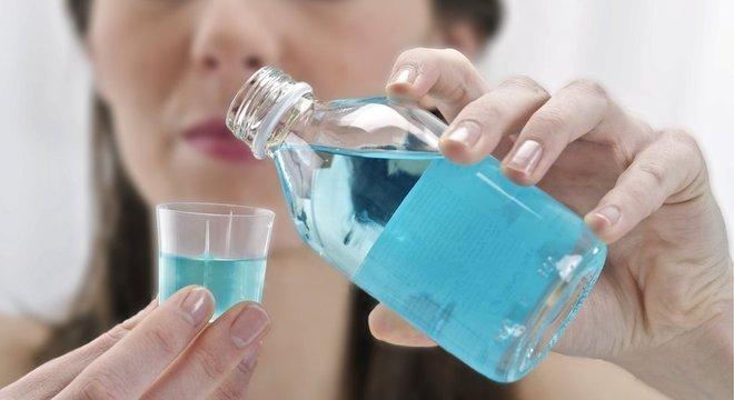 Covid-19: enxaguantes bucais matam coronavírus em 30 segundos em laboratório, indica pesquisa
