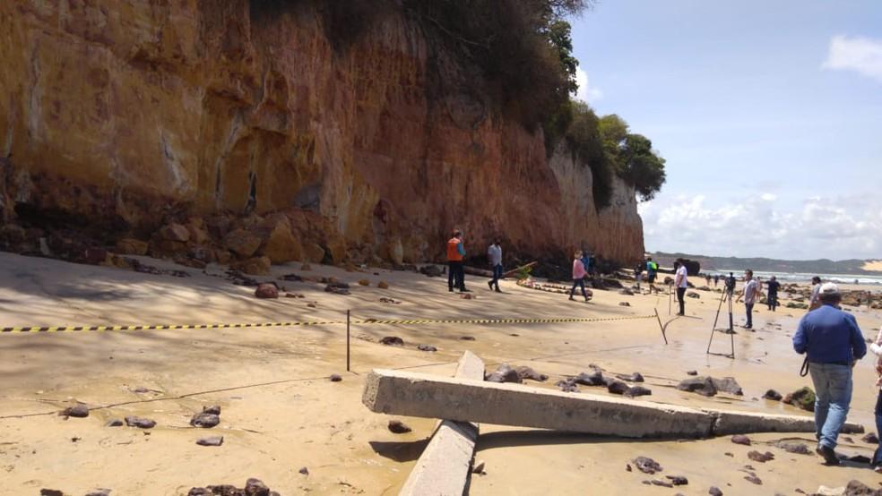 Faixa de areia e estabelecimentos são interditados perto de falésia que caiu sobre família em Pipa