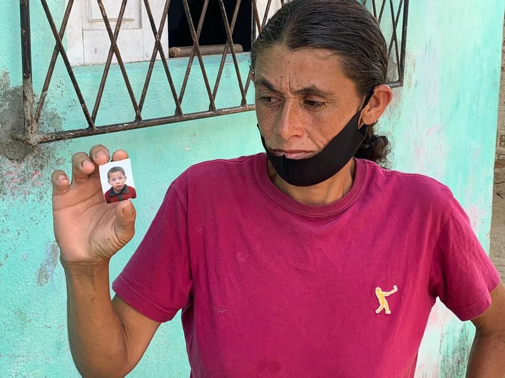 Familiares seguem buscas por menino de 8 anos desparecido em Natal; 'Não aguento mais tanto sofrimento', diz mãe