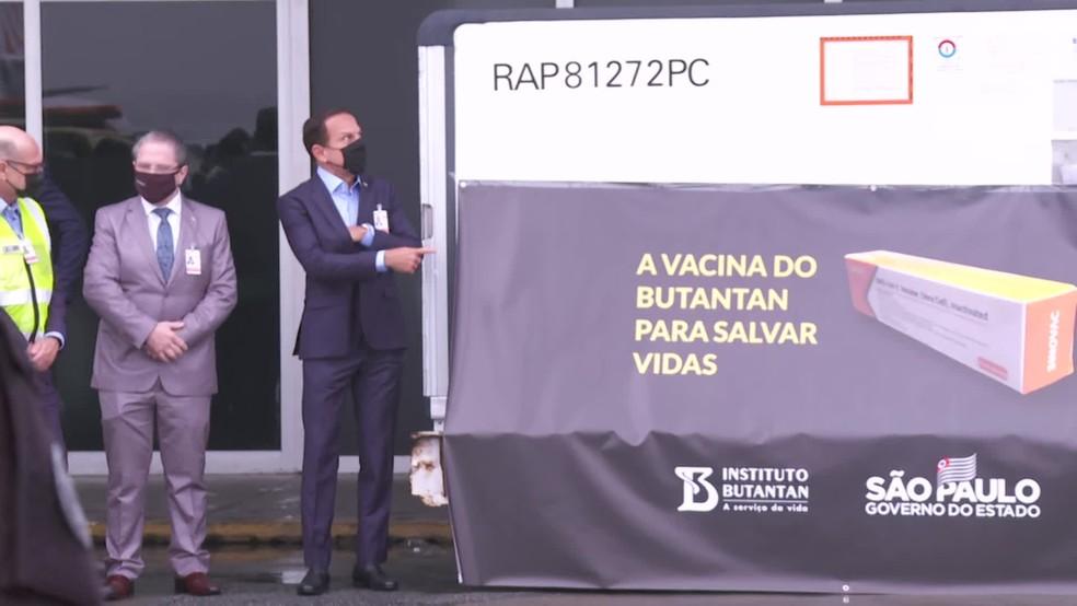 Lote com as primeiras 120 mil doses da vacina CoronaVac chega a São Paulo trazido da China