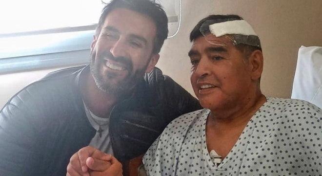 Médico de Maradona posta primeira foto do camisa 10 após cirurgia