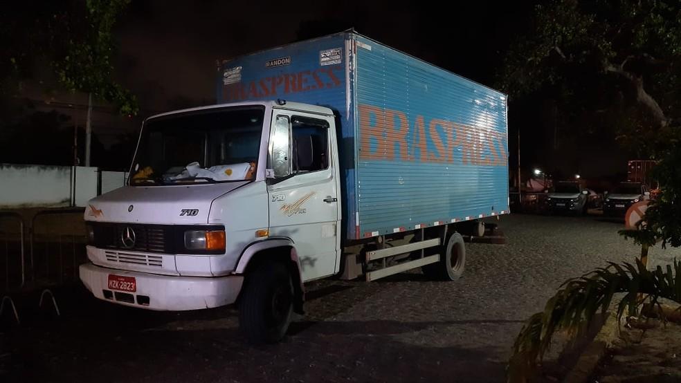 Motorista de caminhão e ajudante são feitos reféns durante assalto na Grande Natal