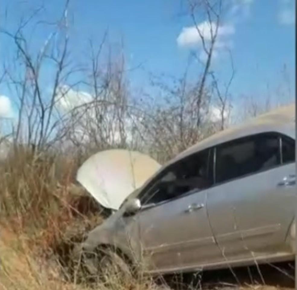 Mulher morre após carro sair da pista e capotar na RN-117