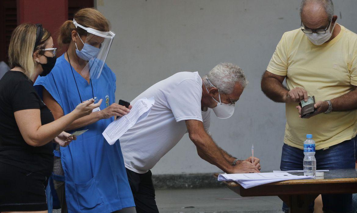 Paes e Crivella vão em busca de 3,3 milhões de eleitores no Rio